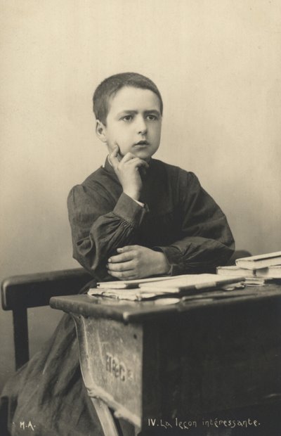 レッスンを聞いている子供 作： French Photographer